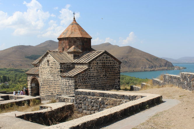 Tu viện Sevanavank bên hồ Sevan.