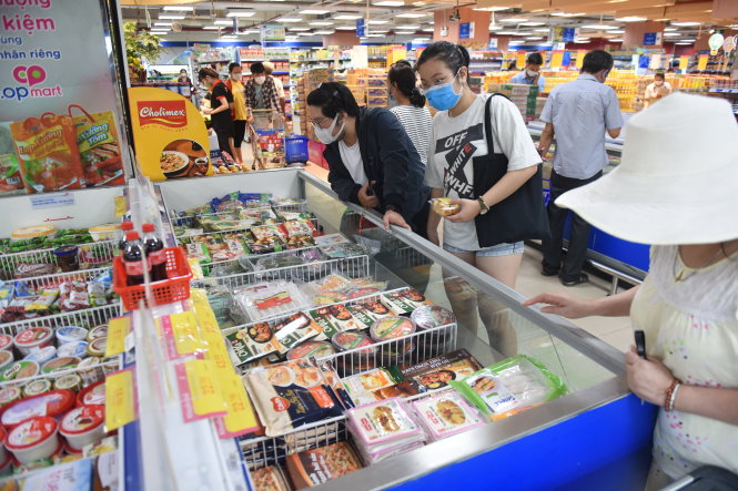 Người dân mua sắm tại Co.op Mart Rạch Miễu, Q.Phú Nhuận, TP.HCM. Ảnh: Quang Định