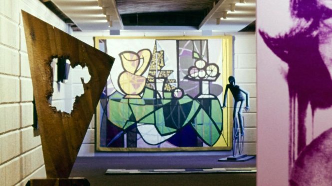 Phiên bản thảm treo tường của bức tranh “Chiếc bình và bát trái cây” (Picasso vẽ năm 1931). Ảnh: Getty Images