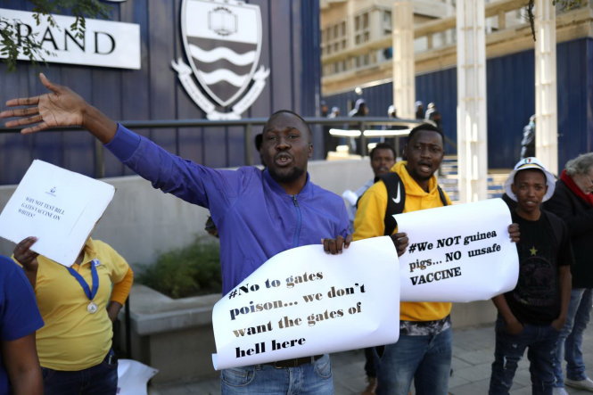 Người biểu tình phản đối thử nghiệm vaccine phòng COVID-19 ở châu Phi tại ĐH Wits ở Johannesburg, Nam Phi ngày 1-7-2020. Ảnh: REUTERS