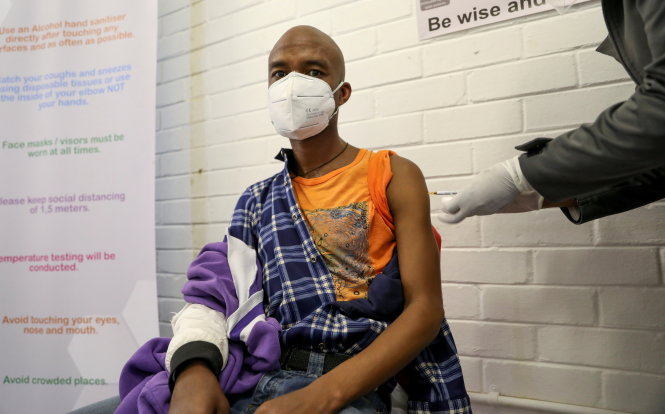 Một tình nguyện viên được tiêm vaccine trong một thử nghiệm lâm sàng trên người về vaccine phòng virus corona chủng mới ở Soweto, Nam Phi ngày 24-6. Ảnh: REUTERS