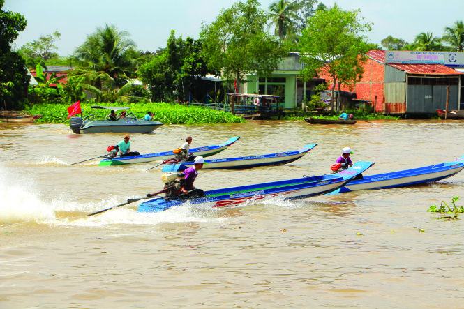 Các tay đua trình diễn vỏ lãi tại huyện Phong Điền, Cần Thơ năm 2019