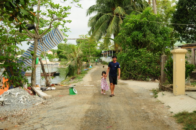 Nằm sát biển là các ngôi làng của xã Tam Giang. Ảnh: B.D.