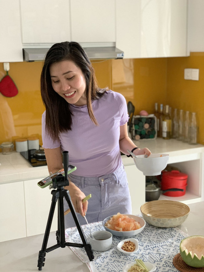 Nguyễn Hồ Trà My thực hiện một video nấu ăn TikTok. Ảnh: NVCC