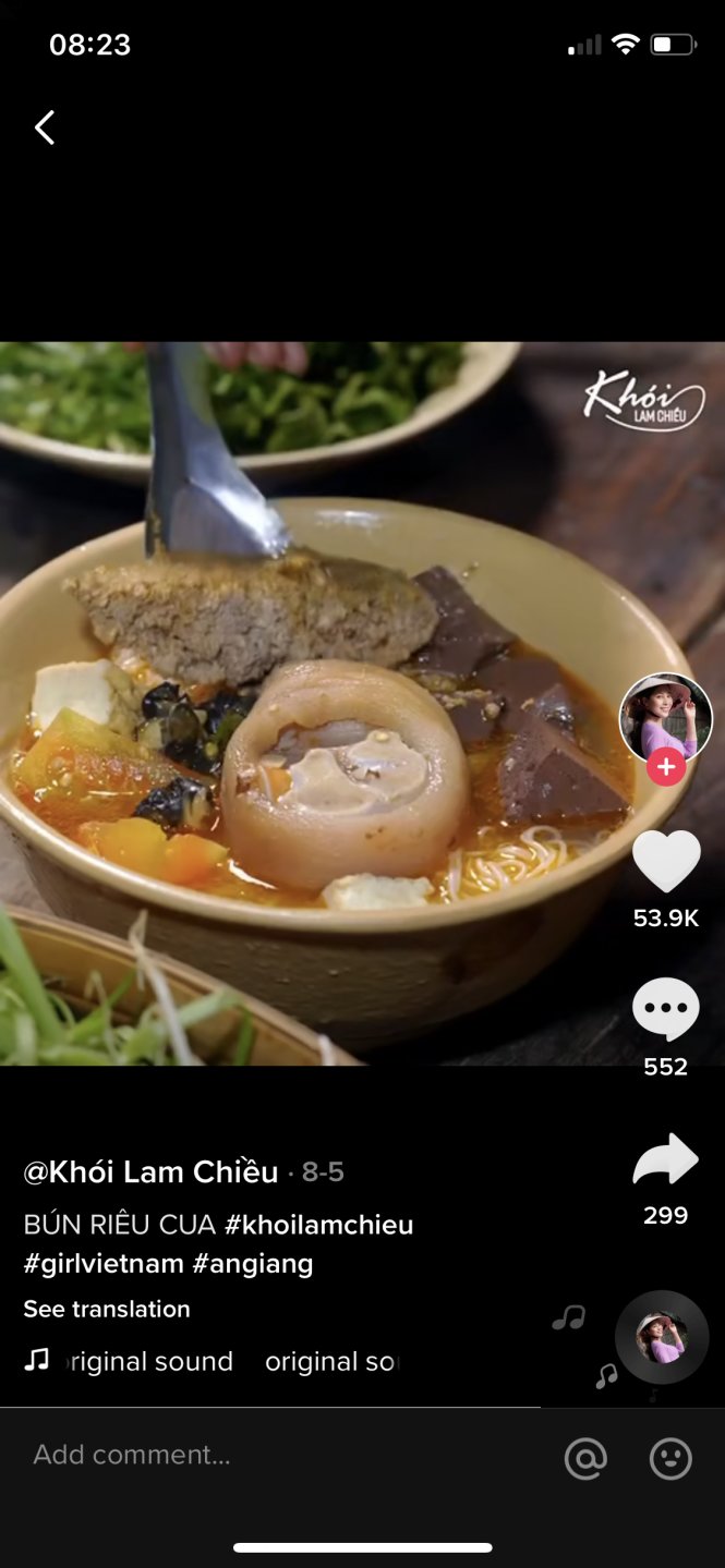Ảnh chụp màn hình video nấu bún riêu cua trên tài khoản Khói Lam Chiều (@bluesky2594).
