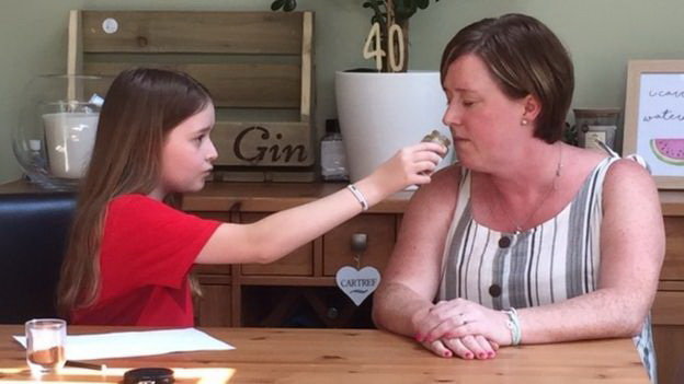 Con gái của bà Laura Wood giúp mẹ tập ngửi mùi. Ảnh: BBC.