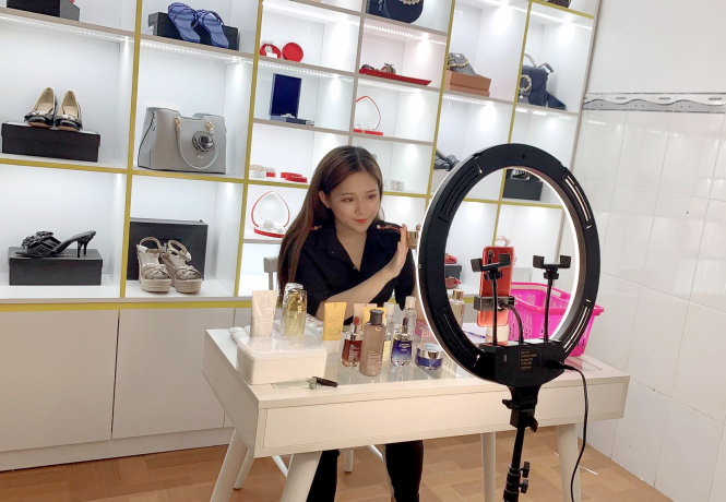 Nữ streamer Đào Thị Kim Tuyến đang livestream bán hàng cho cho các shop ở TP.HCM. Ảnh: NVCC