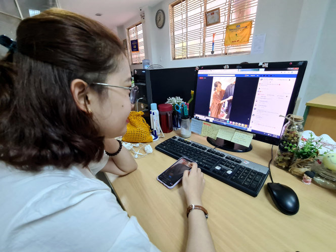 Một nữ khách hàng tại Đà Nẵng theo dõi livestream để mua “đồ si” của chị Lê Thị Quý - Ảnh: NGỌC HIỂN