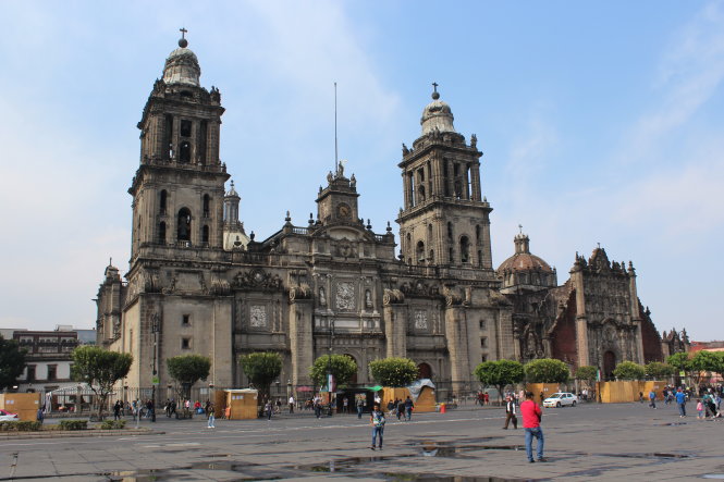 Quảng trường trung tâm (Plaza) phải đủ lớn để tổ chức các sự kiện, nghi thức cho cả lục địa. Quảng trường trung tâm México rộng 1.485km2.