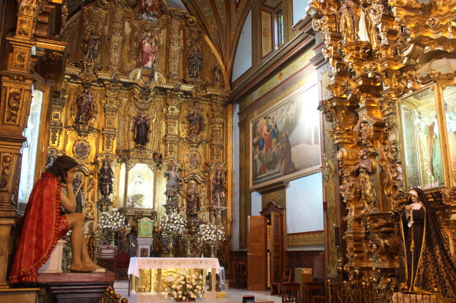 Nghệ thuật Baroque và Churrigueresque trên bệ thờ Altar.
