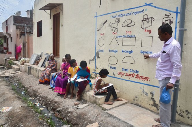 Một lớp hình học trên phố ở Nilamnagar. Ảnh: AFP