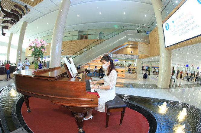 Mặt tiền Viện chấn thương chỉnh hình và tiết mục piano phục vụ người bệnh.  Ảnh: Hoàng Long