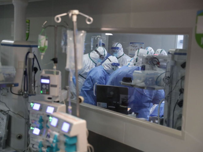 Các bác sĩ phẫu thuật cho một bệnh nhân COVID-19 nặng ở Vũ Hán, Trung Quốc. Ảnh: XINHUA