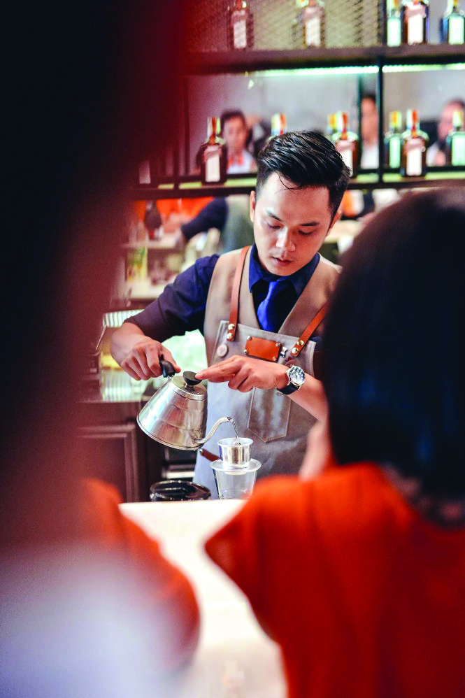 Phạm Đình Song giới thiệu với các bartender quốc tế món cocktail Vietnamese breakfast.