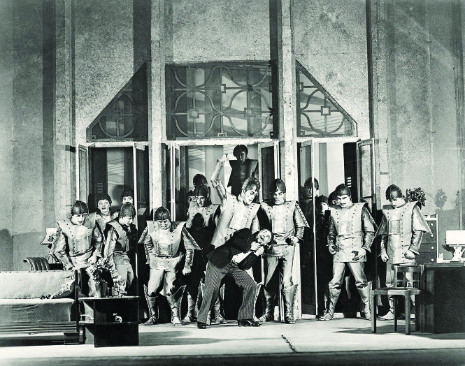 Cảnh “Người máy nổi loạn: Tiến sĩ Gall bị tấn công” - trích đoạn vở R.U.R của Theatre Guild trong tour lưu diễn từ năm 1928-1929