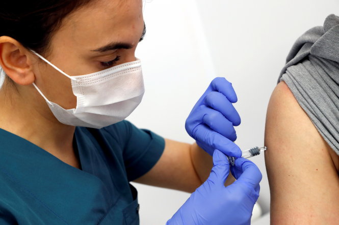 Một tình nguyện viên được tiêm vaccine thử nghiệm phòng virus corona chủng mới do Trung Quốc phát triển tại Bệnh viện nghiên cứu của Đại học Kocaeli, Thổ Nhĩ Kỳ ngày 25-9-2020. Ảnh: REUTERS