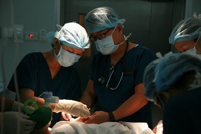 Nhiều ca phẫu thuật khó, bác sĩ có thể phải đứng mổ trên 10 giờ liền. Trong ảnh: một ca phẫu thuật tại Bệnh viện Việt Đức. Ảnh: Bệnh viện cung cấp