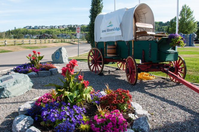 Các khu cắm trại thường trang trí một toa xe ngựa trước cổng chào như một biểu tượng ngành nghề