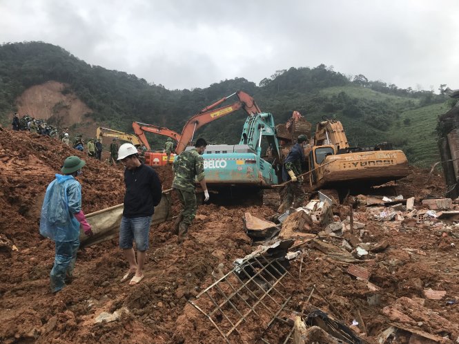 Cứu hộ ở vùng sạt lở núi tại Đoàn Kinh tế - quốc phòng 337 (Quảng Trị), nơi có 22 người gặp nạn. Ảnh: Trường Trung