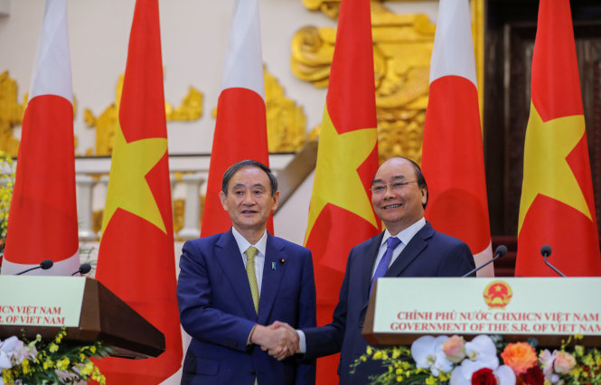 Thủ tướng Việt Nam Nguyễn Xuân Phúc (phải) và Thủ tướng Nhật Bản Yoshihide Suga. Ảnh: Việt Dũng