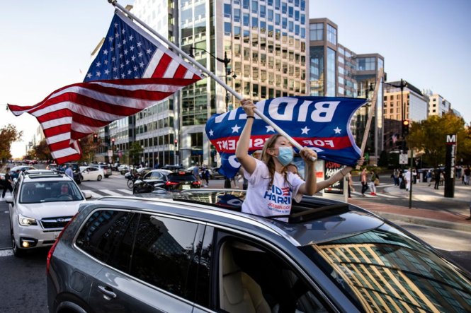 Dân Washington D.C. xuống đường ăn mừng Biden được tuyên bố đắc cử. Ảnh: independent.co.uk