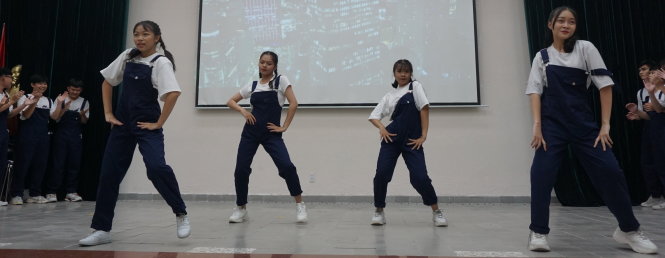 Học sinh Trường THPT Lê Thị Hồng Gấm, quận 3, TP.HCM nhảy flashmob minh họa cho sản phẩm của mình tại buổi báo cáo dự án 