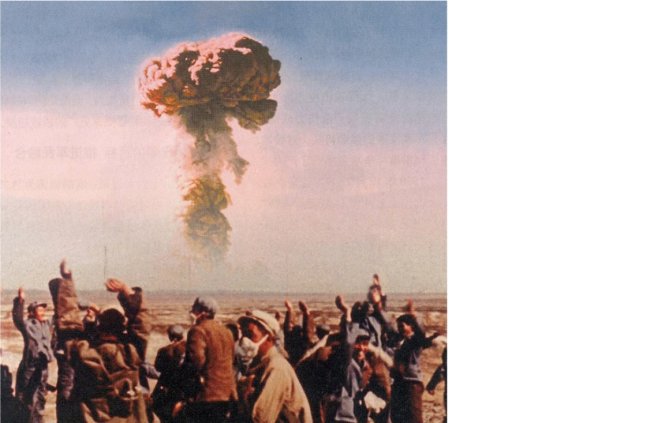 Vụ thử hạt nhân đầu tiên của Trung Quốc ở Tân Cương ngày 16-10-1964. Ảnh: SCMP