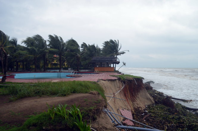 Đoạn bờ biển tại một khu lưu trú sau lưng UBND phường Cẩm An bị sóng ăn sâu sát chân hồ bơi. Ảnh: B.D.