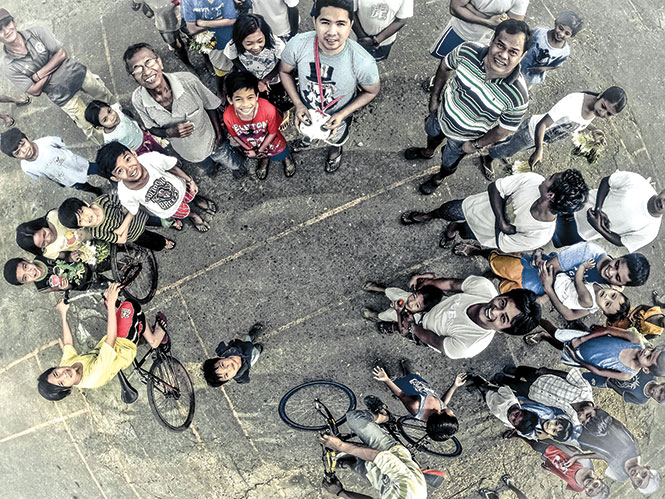 Tất cả ngước nhìn! - Người dân ngẩng nhìn một thiết bị không người lái ngoạn mục lượn trên đầu ở San Jose del Monte City, ngoại ô Manila, Philippines - Ảnh: JERICSANIEL/DRONESTAGRAM