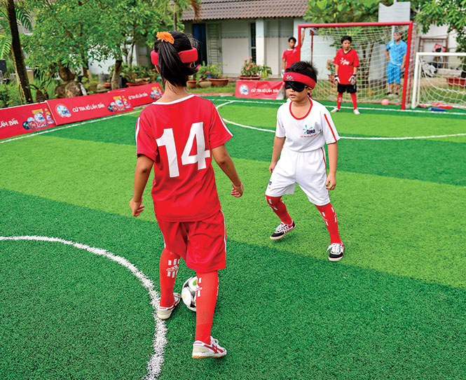 Một cầu thủ nữ khởi động tình huống dẫn bóng vượt qua đối phương và sút bóng vào cầu môn - Ảnh: Quang Định