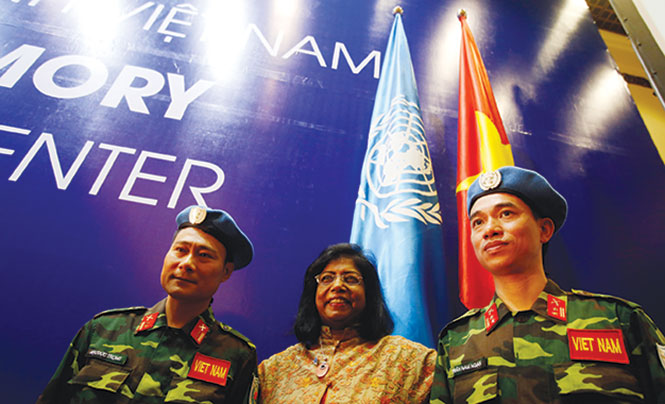 Hai sĩ quan Việt Nam đầu tiên tham gia lực lượng gìn giữ hòa bình của Liên Hiệp Quốc: trung tá Mạc Đức Trọng và trung tá Trần Nam Ngạn (Bộ Quốc phòng) - Ảnh: Vương Hải Nam