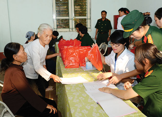 Lữ đoàn 144 - Bộ tổng tham mưu về nguồn khám chữa bệnh, cấp thuốc miễn phí cho dân ở Định Hóa, Thái Nguyên - Ảnh: Minh Trường