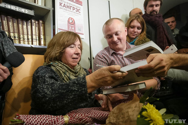 Bà Svetlana Aleksievich ký tặng sách trong ngày 8-10, sau khi có tin đoạt Nobel văn chương 2015 -news.tut.by