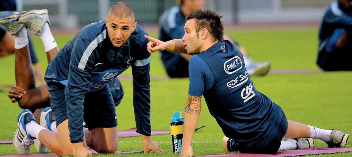 Karim Benzema (trái) và Mathieu Valbuena trong một buổi tập của tuyển Pháp -L’Équipe