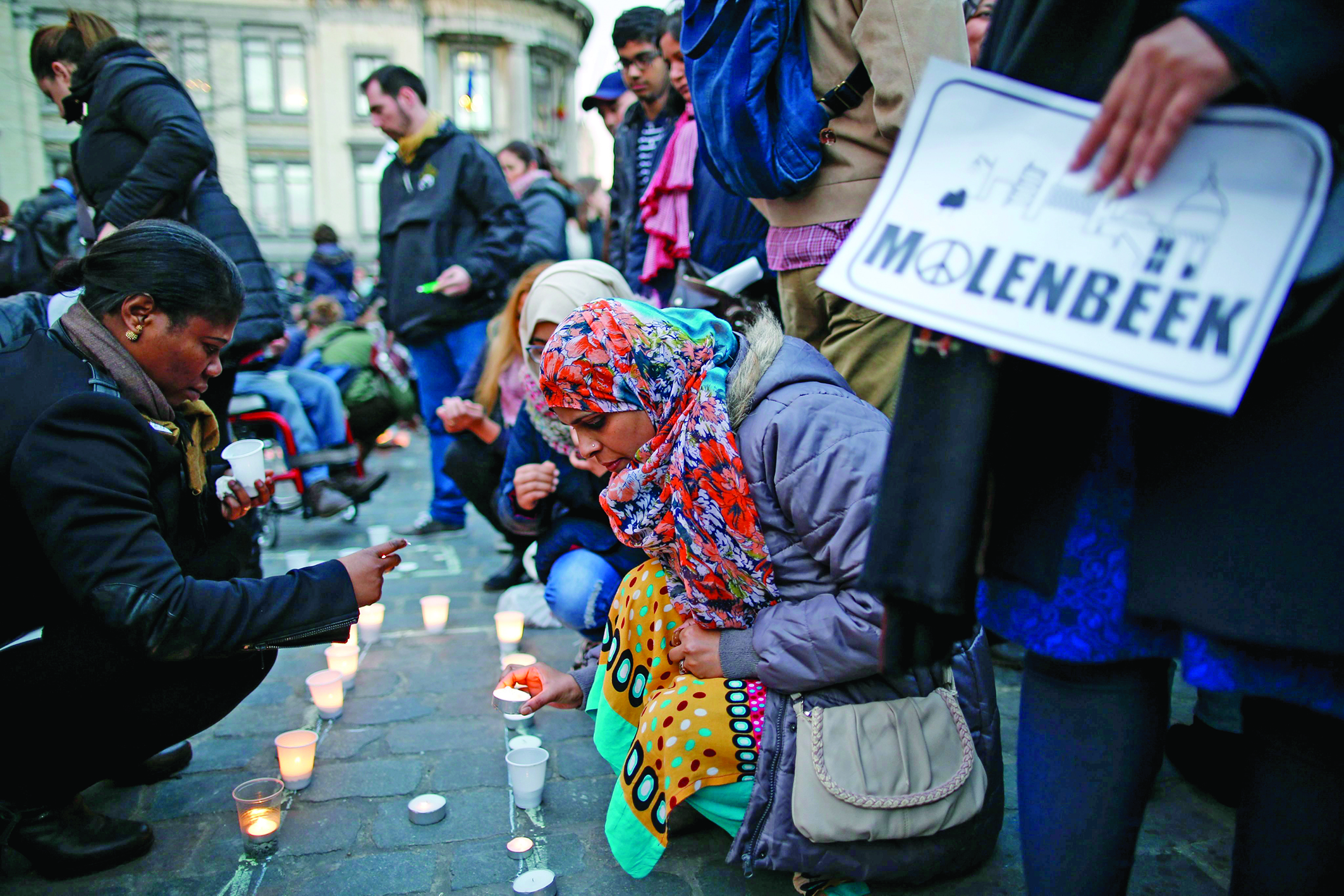 Người Molenbeek thắp nến tưởng niệm nạn nhân khủng bố ngày 13-11 ở Paris -EFE/Olivier Hoslet