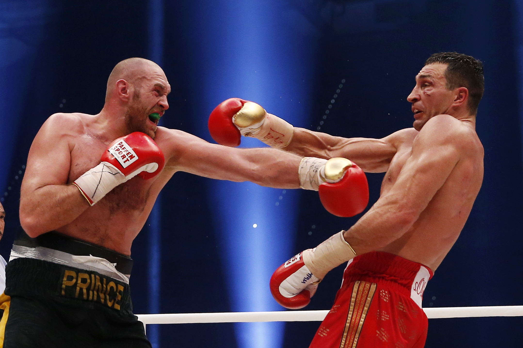 Wladimir Klitschko (phải) né đòn của Tyson Fury  -Reuters