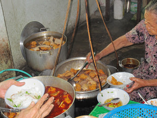 Tình thương mến thương ở hẻm nhỏ xíu xiu- Ảnh 2. Quán bún bò đầu con hẻm nhỏ
