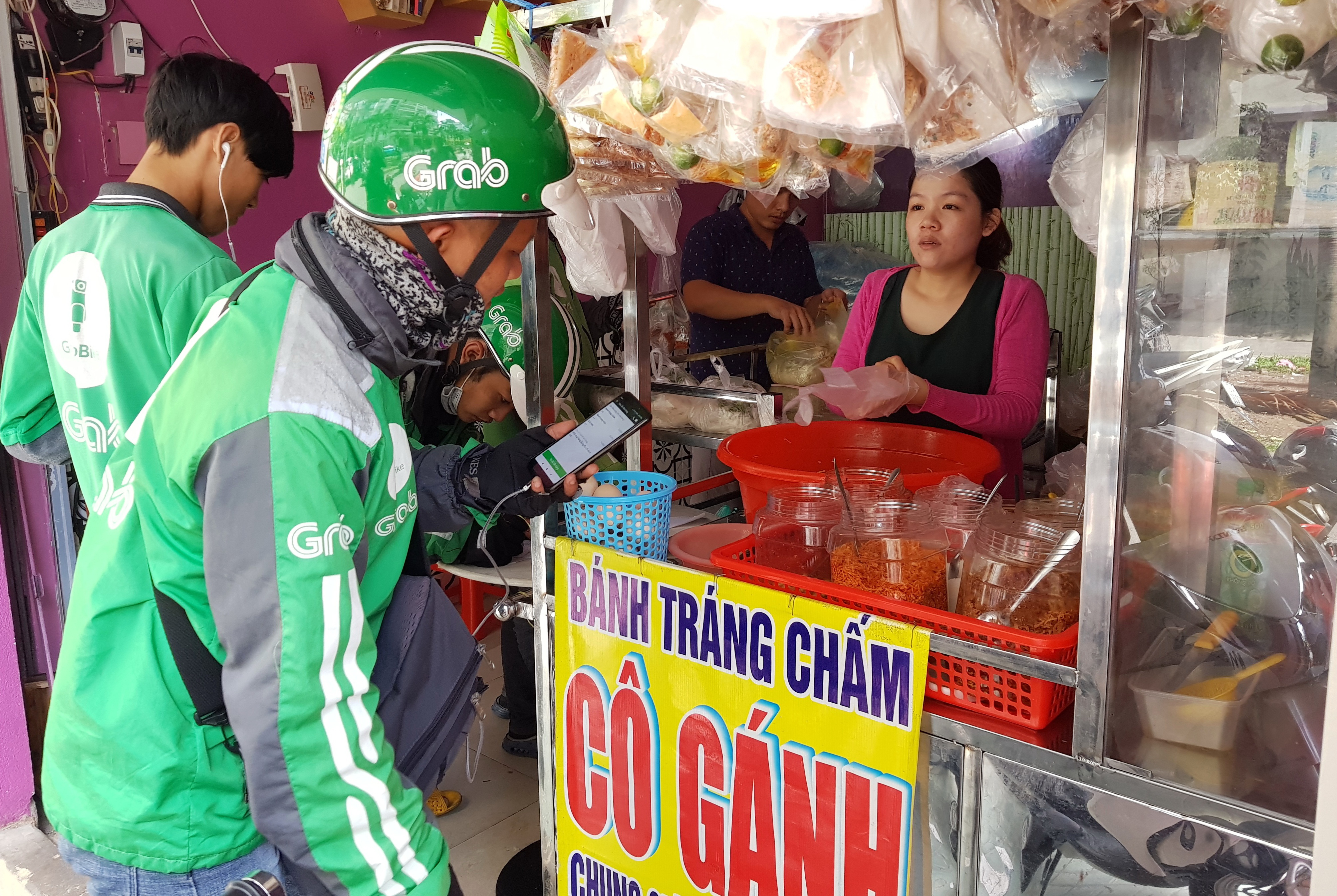 Từ chỗ bán hàng rong với đôi quang gánh, bà Nguyễn Thị Cảnh (quê Bình Định) 2 năm nay phải tăng cường người và thuê thêm mặt bằng để phục vụ người mua qua mạng. Ảnh: NGỌC HIỂN