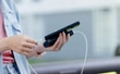 Từ 1-7, mỗi hành khách chỉ được mang tối đa hai sạc dự phòng khi đi máy bay