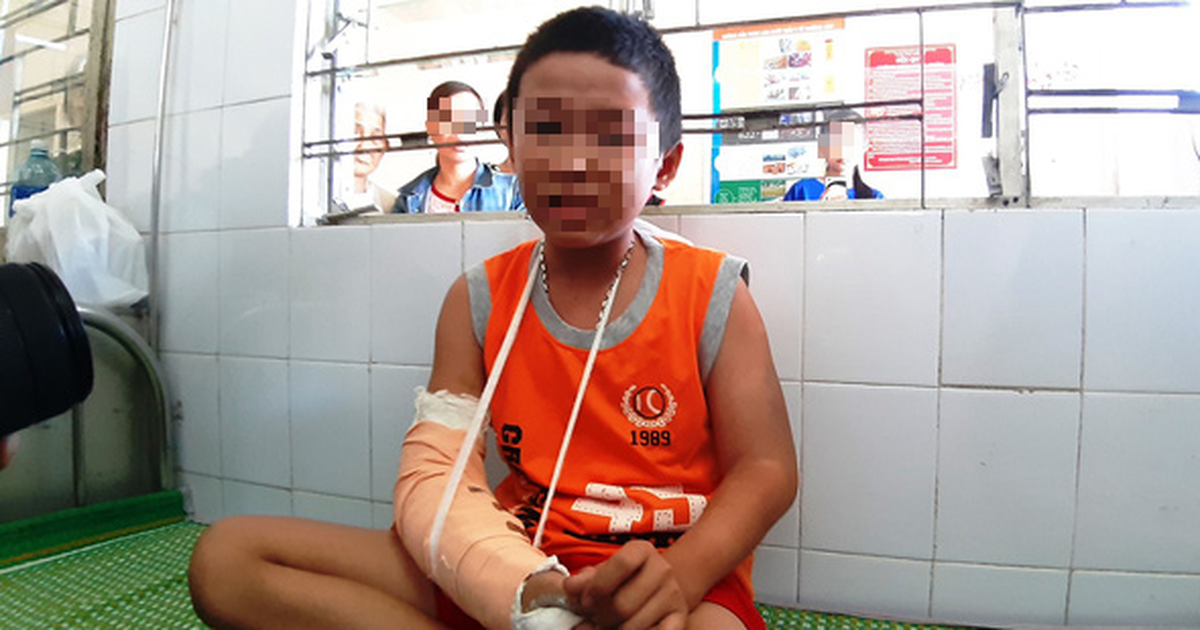 Cậu bé bán vé số không những bị cướp 1,2 triệu đồng mà còn bị đánh gãy tay