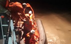 Cứu 5 ngư dân liều lĩnh bơi ra tát nước ghe trong bão