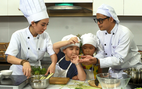 Mẹ con Thu Trang dạy nấu ăn trong 'lớp' Trùm bếp từ ngày 1-6