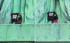 Người biểu tình leo lên tượng nữ thần Tự Do phản đối luật nhập cư