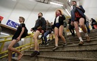 Nam thanh nữ tú diện quần lót đi tàu điện cho vui