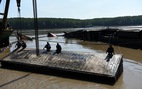 Trục vớt tàu chìm tại Cần Giờ phát hiện nhiều container rách bươm