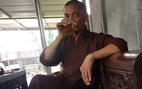Sư trụ trì cầm ly bia nói về việc 'thả chó cắn nát mặt Phật tử'