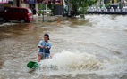 Lướt ván trên… đường phố phản đối ngập lụt