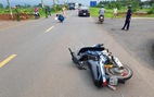 Lái xe máy không đội mũ bảo hiểm tông CSGT nứt xương chậu