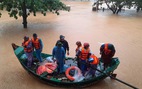 Khen thưởng đội thuyền của ngư dân vùng biển Ngư Thủy cứu dân vùng ruộng trong lũ lụt ở Quảng Bình