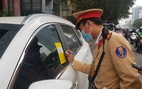 Cảnh sát giao thông Hà Nội dán thông báo phạt nguội trên kính ôtô